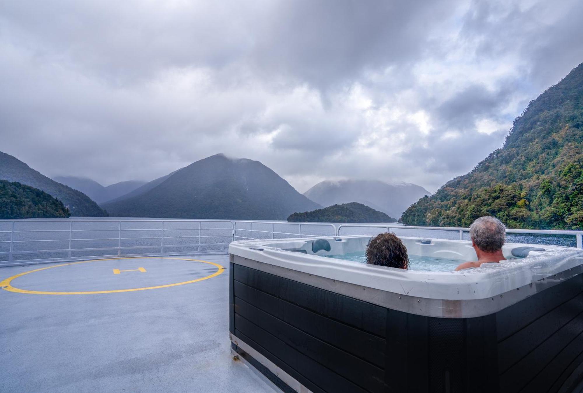 Milford Sound Overnight Cruise - Fiordland Discovery Luaran gambar
